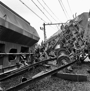 126221 Afbeelding van de ravage na een ontsporing van een goederentrein ter hoogte van de spoorwegovergang in het ...